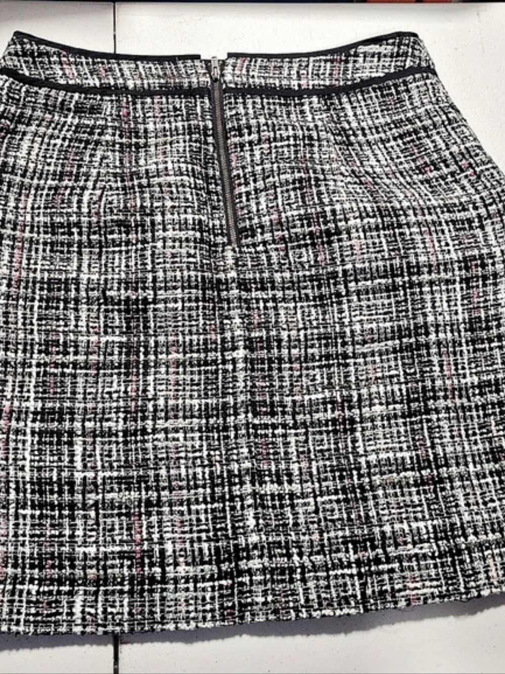 LOFT Plaid Mini Skirt Black & White Size 4 Like New - Picture 2 of 3